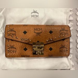 MCM Large Tracy Crossbody Wallet With Gold Chain